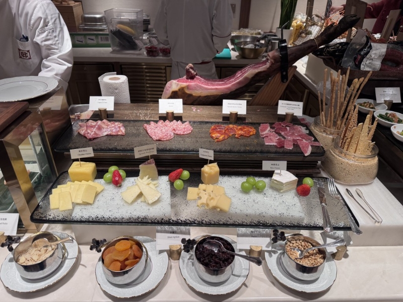 除了即点即煮海鲜外,其余自助餐必有的冷盘、刺身、热荤、烧味等也齐备。 除了即点即煮海鲜外,其余自助餐必有的冷盘、刺身、热荤、烧味等也齐备。