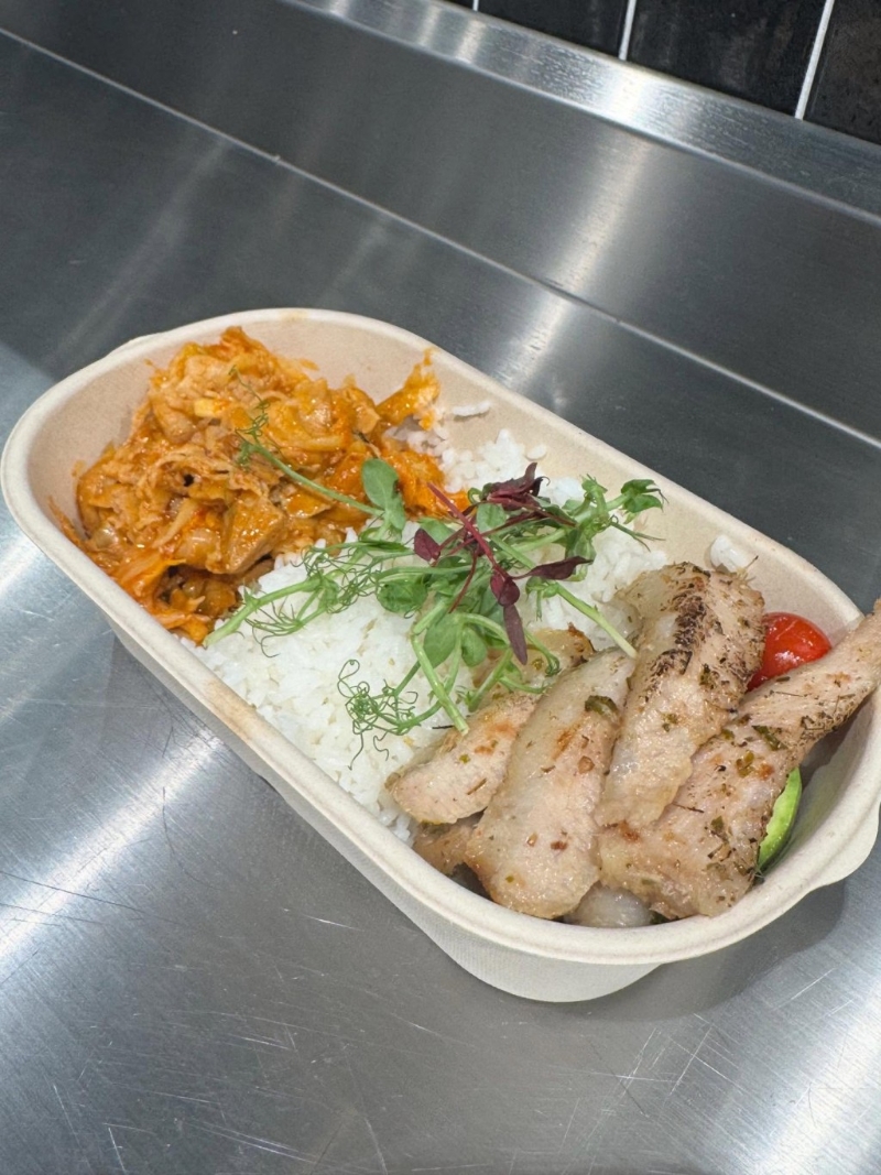 不过,如此定价对事主来说挑战也不少,他解释“68蚊既两餸饭好似好贵,foodcost大约20蚊,人手得两个,空间又冇”。 不过,如此定价对事主来说挑战也不少,他解释“68蚊既两餸饭好似好贵,foodcost大约20蚊,人手得两个,空间又冇”。