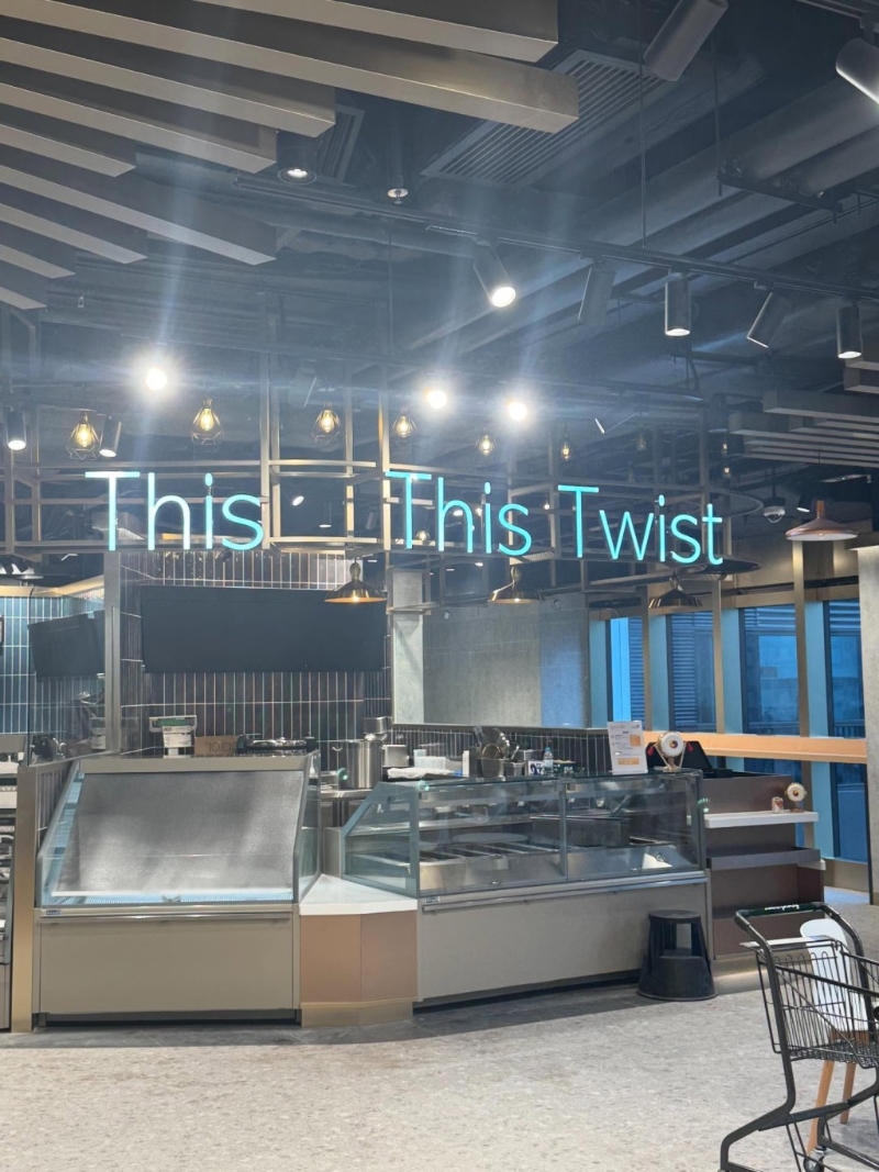 事主筹备的两餸饭店,位于湾仔合和中心的高级超市内,所以主攻客群是一帮甲级商厦的上班族。 事主筹备的两餸饭店,位于湾仔合和中心的高级超市内,所以主攻客群是一帮甲级商厦的上班族。