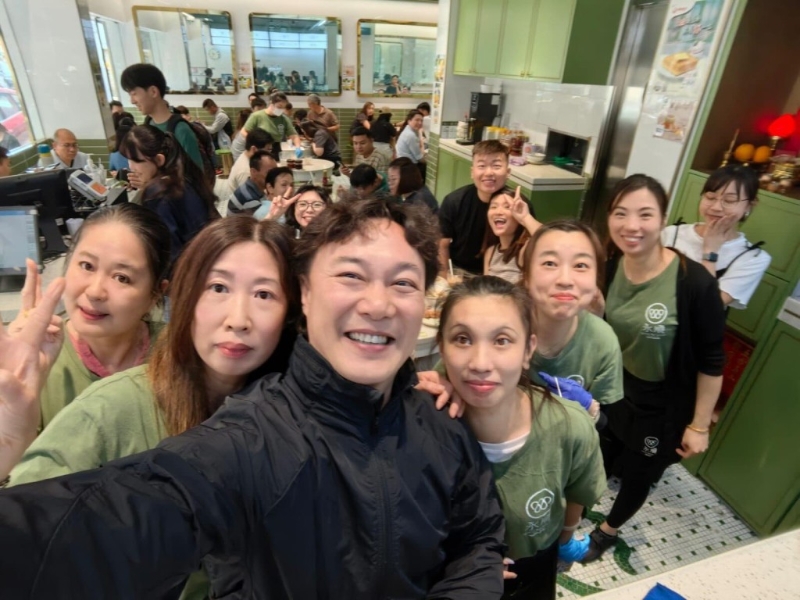 陈奕迅近日与爸爸一同光顾永顺食店,遭在场食客“野生捕获”!(图片来源:永顺食店) 陈奕迅近日与爸爸一同光顾永顺食店,遭在场食客“野生捕获”!(图片来源:永顺食店)