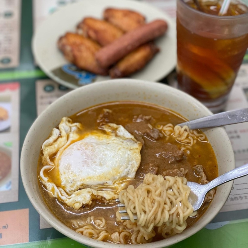 永顺食店公开Eason的心水配搭,透露他点了沙嗲牛肉面配猪扒以及热奶茶。(图片来源:永顺食店) 永顺食店公开Eason的心水配搭,透露他点了沙嗲牛肉面配猪扒以及热奶茶。(图片来源:永顺食店)