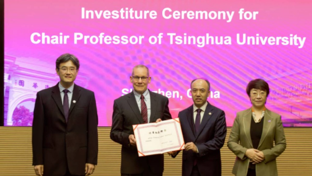 利伯(左二)接受聘书。清华大学深圳国际研究生院 利伯(左二)接受聘书。清华大学深圳国际研究生院