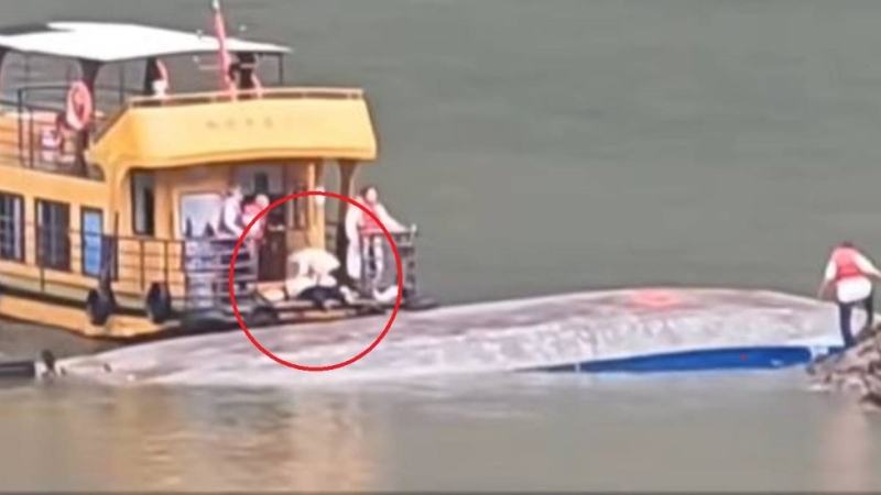 贵州黔西市4日下午有游船侧翻,约70人多落水,搜救仍在进行。 小红书@笑影云集 贵州黔西市4日下午有游船侧翻,约70人多落水,搜救仍在进行。 小红书@笑影云集