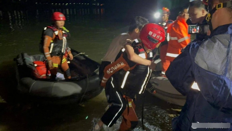 有目击者称天气骤变暴雨加冰雹,有游客没穿救生衣。 小红书@笑影云集 有目击者称天气骤变暴雨加冰雹,有游客没穿救生衣。 小红书@笑影云集