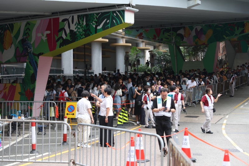 中环缆车站大排长龙。 何家豪摄 中环缆车站大排长龙。 何家豪摄