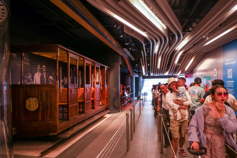 旅客要排逾一个小时才能成功搭上缆车。 旅客要排逾一个小时才能成功搭上缆车。