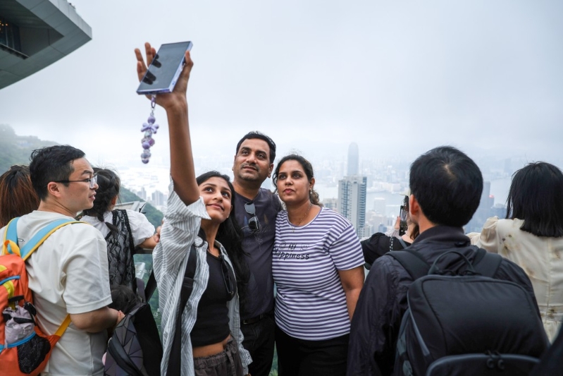 旅客打卡地标式维港景观。 旅客打卡地标式维港景观。