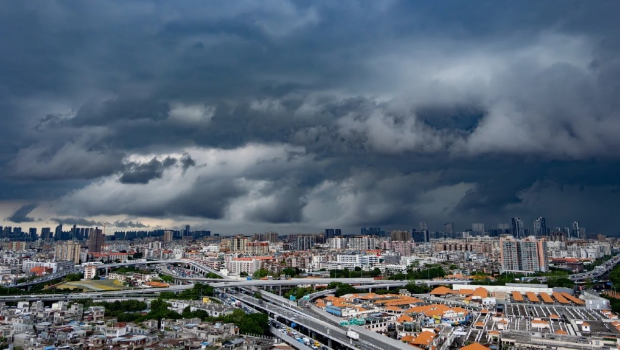 广州4日多区出现强降雨,部份地区落冰雹甚至有龙卷风。 广州4日多区出现强降雨,部份地区落冰雹甚至有龙卷风。