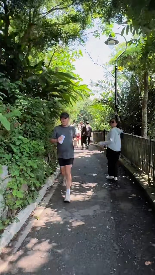 最近,有网民在小红书上发布了一段在太平山巧遇梁朝伟独自一人跑步的影片。 最近,有网民在小红书上发布了一段在太平山巧遇梁朝伟独自一人跑步的影片。