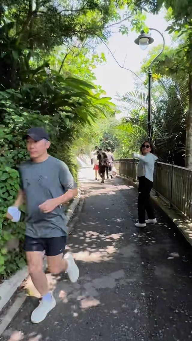 影片发布后有不少网民留意到梁朝伟的肚子微微隆起,疑似是啤酒肚,纷纷笑称“男神也难逃中年发福”,亦有网民认为横向线条应是运动腰包轮廓,并非肚腩。 影片发布后有不少网民留意到梁朝伟的肚子微微隆起,疑似是啤酒肚,纷纷笑称“男神也难逃中年发福”,亦有网民认为横向线条应是运动腰包轮廓,并非肚腩。