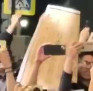 彩排期间,有中国留学生举起有人举起1945年8月10日出版的《新华日报》号外。 《环球时报》 彩排期间,有中国留学生举起有人举起1945年8月10日出版的《新华日报》号外。 《环球时报》