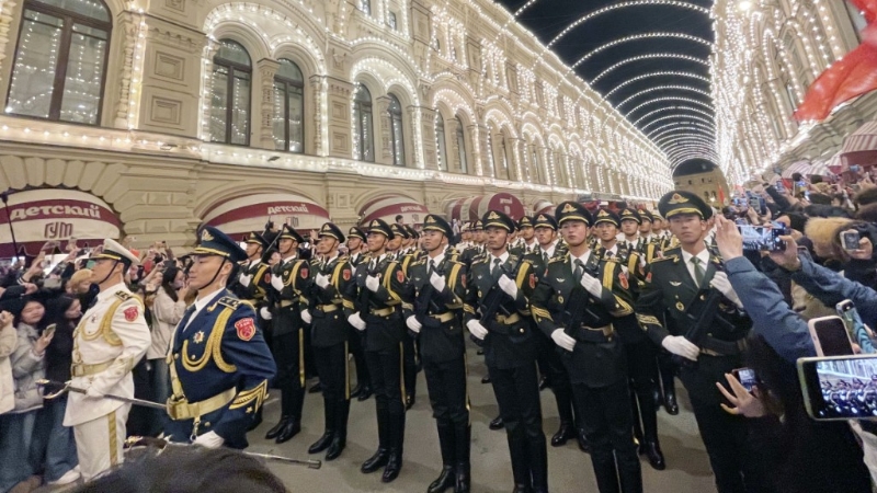 解放军仪仗司礼大队参与莫斯科阅兵式第二次彩排。中新社 解放军仪仗司礼大队参与莫斯科阅兵式第二次彩排。中新社