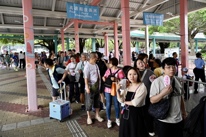 一年一度长洲太平清醮飘色巡游及抢包山今日(5日)举行。 一年一度长洲太平清醮飘色巡游及抢包山今日(5日)举行。