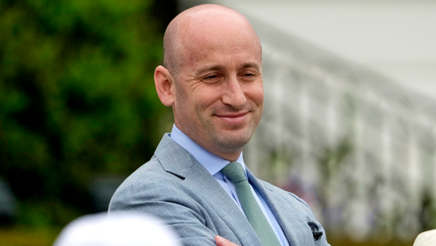 美国总统特朗普4日表示,将在6个月内任命新国家安全顾问人选,松口白宫副幕僚长米勒(Stephen Miller)是可能人选。 美国总统特朗普4日表示,将在6个月内任命新国家安全顾问人选,松口白宫副幕僚长米勒(Stephen Miller)是可能人选。