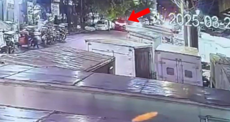 菲律宾“钢铁大王”郭从愿乘坐的七人车(箭咀示)被弃置街头的影片曝光。 菲律宾“钢铁大王”郭从愿乘坐的七人车(箭咀示)被弃置街头的影片曝光。