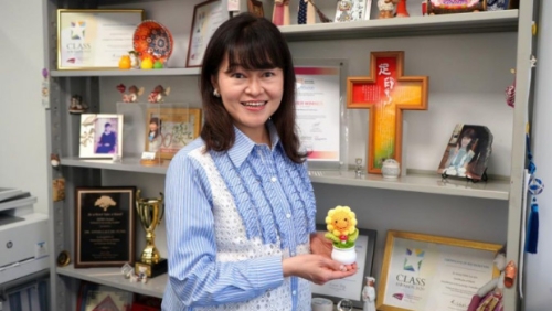 校园暴力及欺凌时有发生,为引导学生走出幽暗,冯丽姝博士埋首20载,到校识别高危学生。 校园暴力及欺凌时有发生,为引导学生走出幽暗,冯丽姝博士埋首20载,到校识别高危学生。