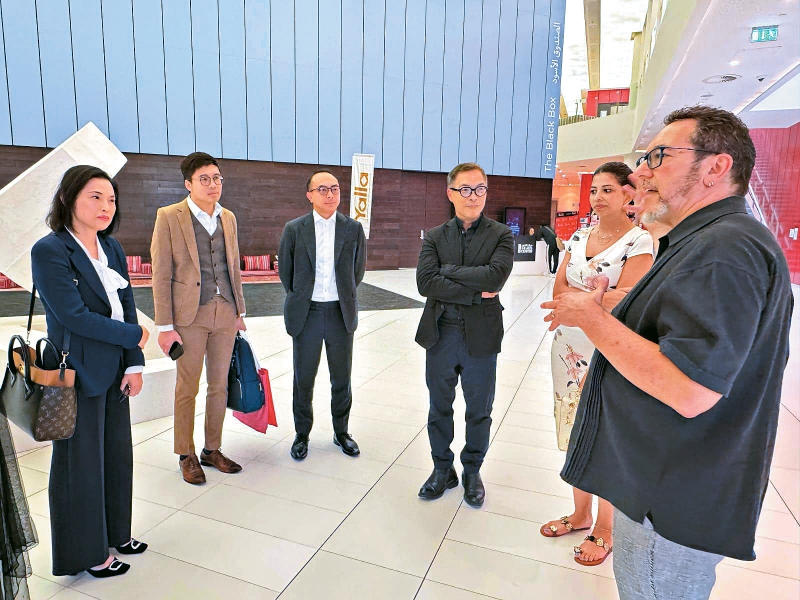 谭兆民(左三)与西九文化区管理局团队,参观纽约大学阿布扎比分校艺术中心。 谭兆民(左三)与西九文化区管理局团队,参观纽约大学阿布扎比分校艺术中心。