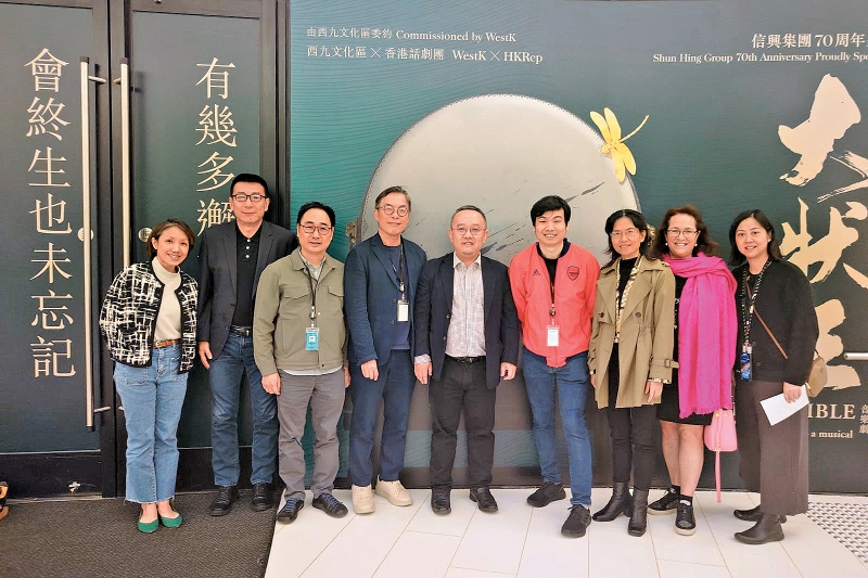 西九文化区首部委约创作的香港原创粤语音乐剧《大状王》隆重上演,谭兆民(左四)与深圳市文化广电旅游体育局副局长丁中元(中)及香港话剧团行政总监梁子麒(左三)等合影留念。 西九文化区首部委约创作的香港原创粤语音乐剧《大状王》隆重上演,谭兆民(左四)与深圳市文化广电旅游体育局副局长丁中元(中)及香港话剧团行政总监梁子麒(左三)等合影留念。