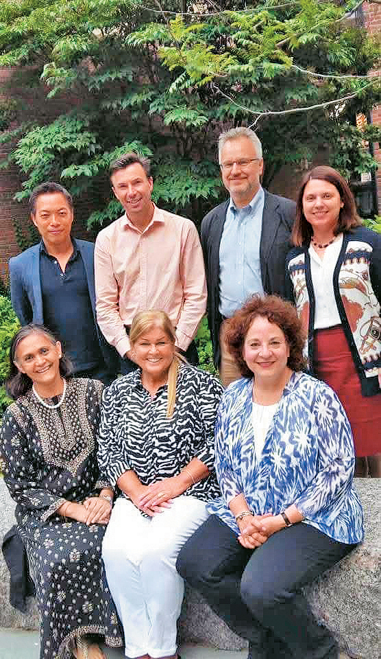 2015年谭兆民于哈佛大学商学院修读“非牟利机构管理策略观点”课程,并与一众同学合照留念。 2015年谭兆民于哈佛大学商学院修读“非牟利机构管理策略观点”课程,并与一众同学合照留念。