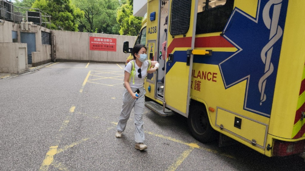 其中一名送院女子左前臂受伤。 其中一名送院女子左前臂受伤。