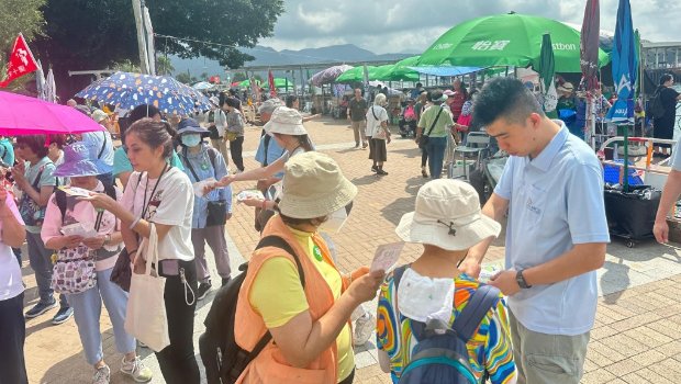 渔护署人员于西贡公众码头派发宣传品。政府新闻处 渔护署人员于西贡公众码头派发宣传品。政府新闻处