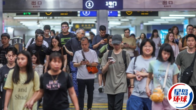 假期最后一日大批内地客尽兴而回。 假期最后一日大批内地客尽兴而回。