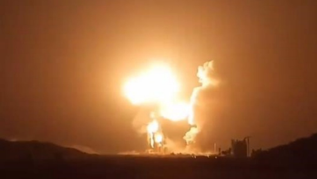 以色列空袭也门荷台达港至少2死42伤。新华社 以色列空袭也门荷台达港至少2死42伤。新华社