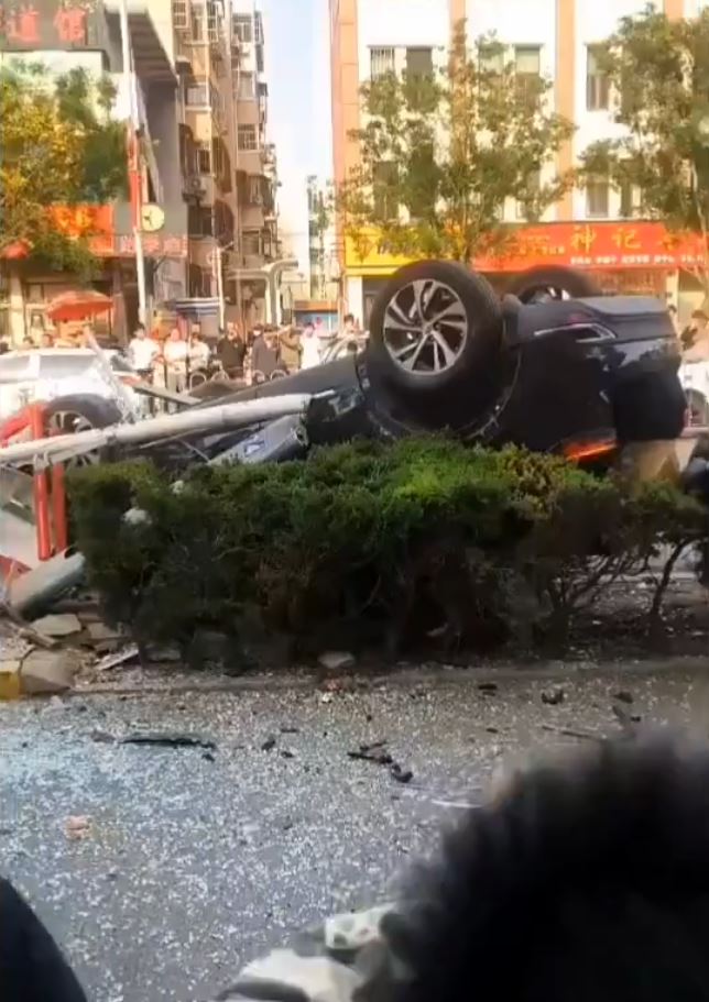 肇事汽车撞倒灯柱后,车身反转才停低,司机及一名男乘客未有受伤。 肇事汽车撞倒灯柱后,车身反转才停低,司机及一名男乘客未有受伤。