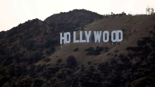 美国总统特朗普考虑对非美国制作的电影课征100%关税,外媒及分析师评论,若他国对此祭出报复,将对美国影视产业造成毁灭性后果。 美国总统特朗普考虑对非美国制作的电影课征100%关税,外媒及分析师评论,若他国对此祭出报复,将对美国影视产业造成毁灭性后果。