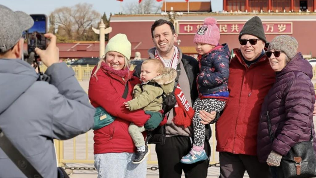 “五一”假期消费市场红火,入境游增超一倍。(央视新闻) “五一”假期消费市场红火,入境游增超一倍。(央视新闻)