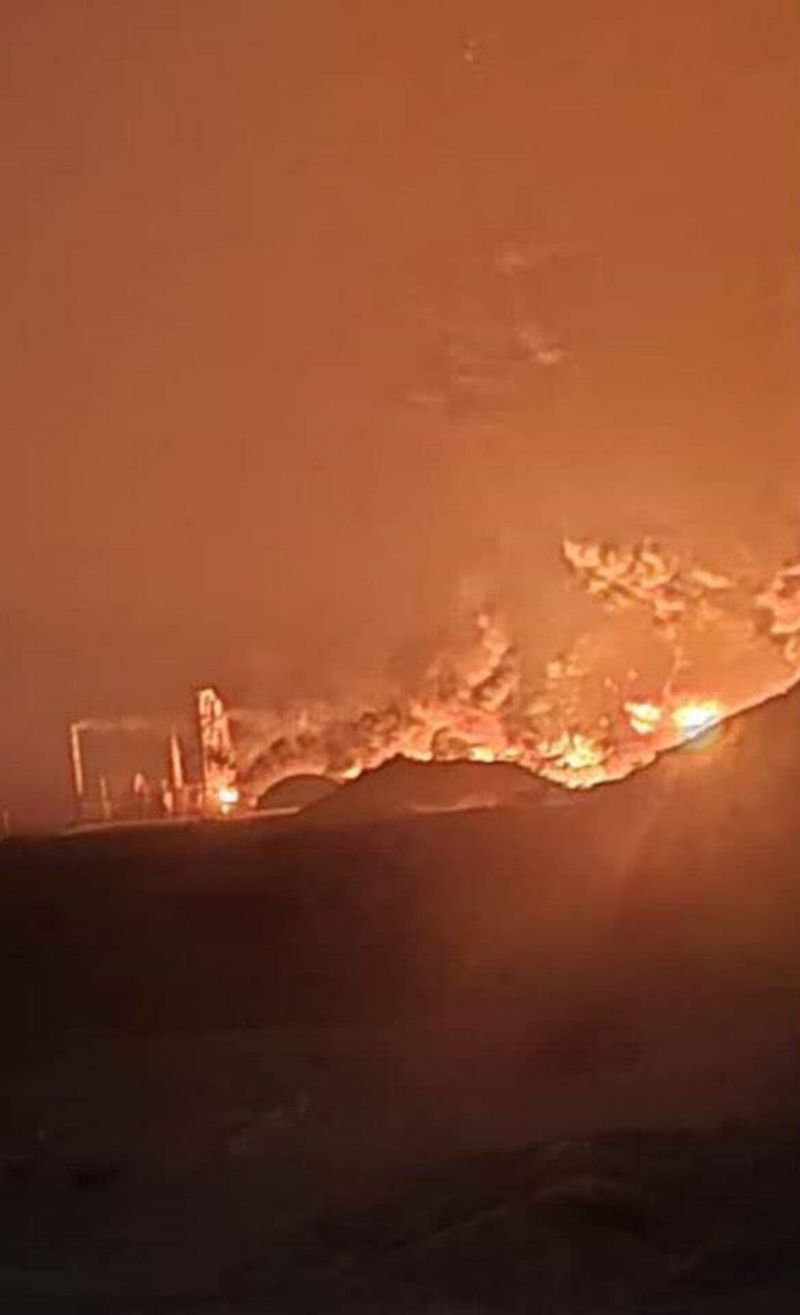 以色列空袭也门荷台达港至少2死42伤。 新华社 以色列空袭也门荷台达港至少2死42伤。 新华社