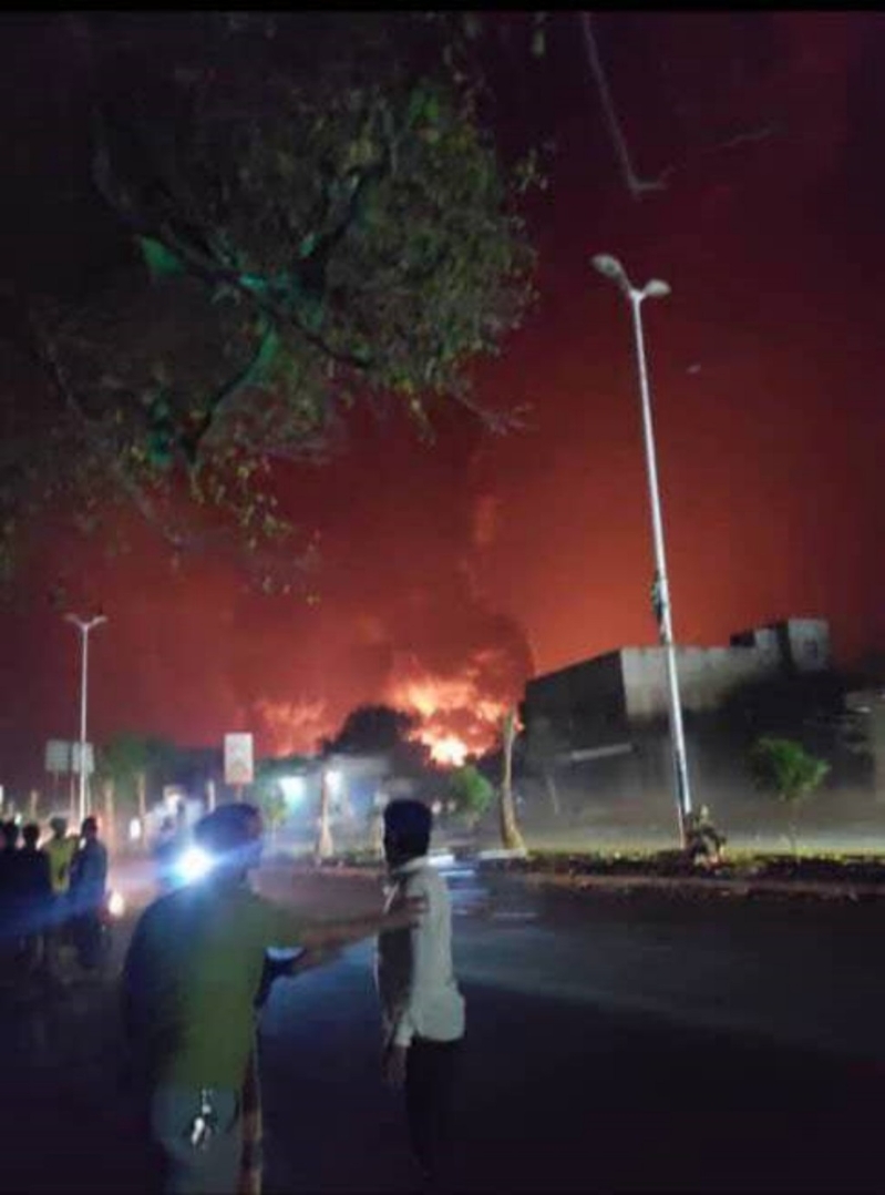 以色列空袭也门荷台达港至少2死42伤。新华社 以色列空袭也门荷台达港至少2死42伤。新华社