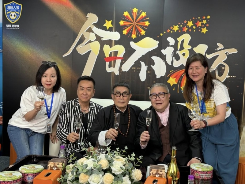 刘锡贤近日宣布,将与刘永、刘少君一起主持节目《今日不设防》。 刘锡贤近日宣布,将与刘永、刘少君一起主持节目《今日不设防》。