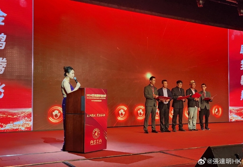 刘永上台时脱下太阳眼镜,面部及身形就明显发福,尤其站在因病暴瘦的张达明身旁就更加明显,但与另一旁的李力持比较,刘永同样比较横。 刘永上台时脱下太阳眼镜,面部及身形就明显发福,尤其站在因病暴瘦的张达明身旁就更加明显,但与另一旁的李力持比较,刘永同样比较横。