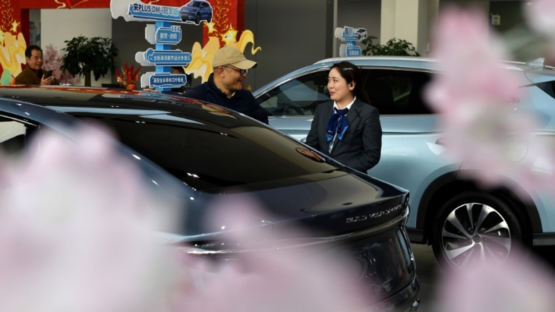 4月3日,中国官方公布汽车贷款新政,将自用汽车贷款最高发放比例上调至100%。中新社 4月3日,中国官方公布汽车贷款新政,将自用汽车贷款最高发放比例上调至100%。中新社