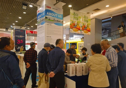 上海环球港出口商品展销会于五一前开幕,吸引民众选购货品。 上海环球港出口商品展销会于五一前开幕,吸引民众选购货品。