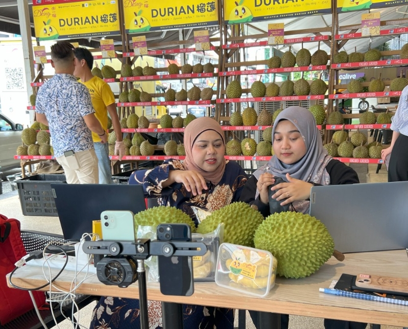 售卖榴莲的中小企帝一榴近年开拓直播带货,因即时送递需要而使用即时送货平台。 售卖榴莲的中小企帝一榴近年开拓直播带货,因即时送递需要而使用即时送货平台。