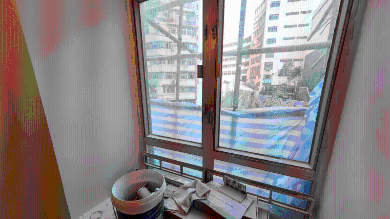 记者采访时,窗外棚架仍未拆除。 记者采访时,窗外棚架仍未拆除。