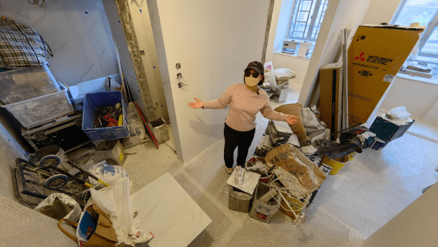 张小姐新屋内仍堆满装修用具及杂物,有家归不得。 张小姐新屋内仍堆满装修用具及杂物,有家归不得。