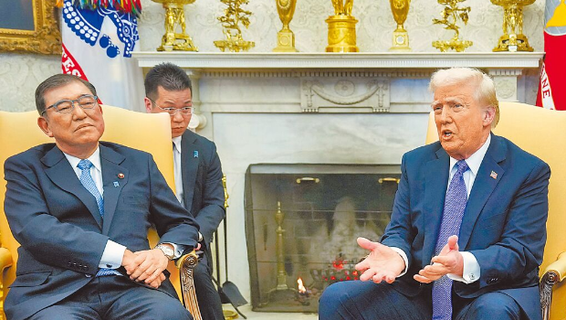 对比日本不断释出与美国关税谈判的部分内容,日本政府态度也日趋强硬。专家质疑有关对美关税谈判上,许多讯息却不披露。图为日本首相石破茂日前与美国总统特朗普会谈。 对比日本不断释出与美国关税谈判的部分内容,日本政府态度也日趋强硬。专家质疑有关对美关税谈判上,许多讯息却不披露。图为日本首相石破茂日前与美国总统特朗普会谈。