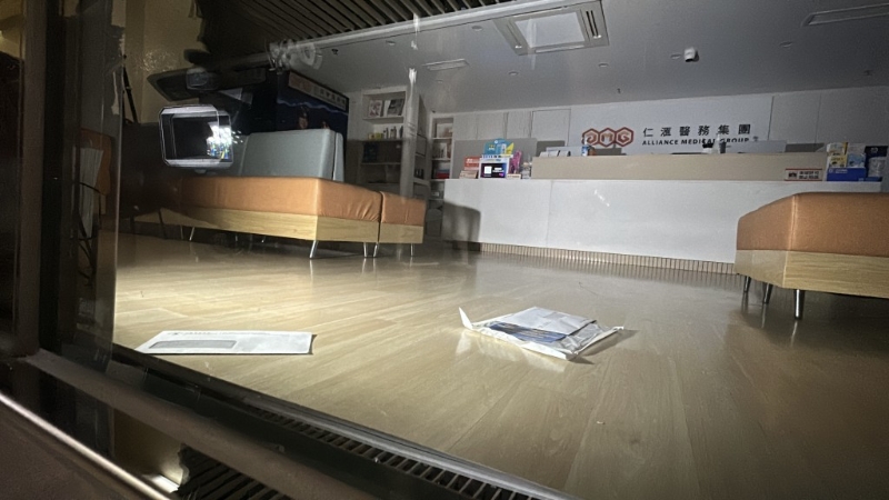 位于尖沙咀的仁汇医务中心没有开门,室内遗有信件。 位于尖沙咀的仁汇医务中心没有开门,室内遗有信件。