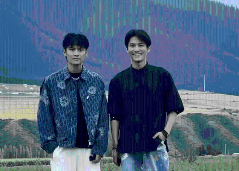 大小杨兄弟俩,左为小杨哥张庆杨。 大小杨兄弟俩,左为小杨哥张庆杨。