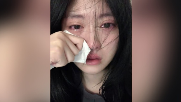 少女多次向各平台投诉自己早年的哭泣照被盗用。 少女多次向各平台投诉自己早年的哭泣照被盗用。