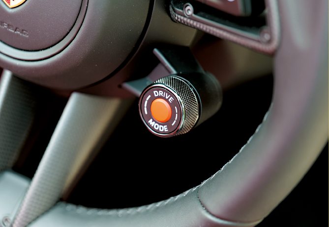 辕盘驾驶模式快捷旋钮中间红色掣,按下可即时增力20秒。 辕盘驾驶模式快捷旋钮中间红色掣,按下可即时增力20秒。