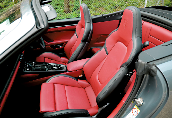 测试车配上双色皮革车厢及18段调校Adaptive电控桶椅。 测试车配上双色皮革车厢及18段调校Adaptive电控桶椅。