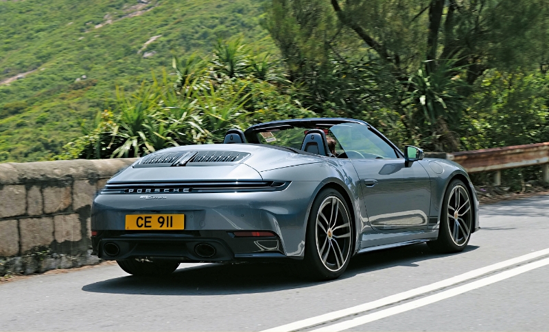 Cabriolet版可以打开软篷驾驶,进一步提升官能刺激享受,感觉更加美满。 Cabriolet版可以打开软篷驾驶,进一步提升官能刺激享受,感觉更加美满。