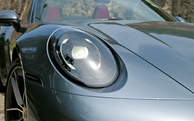 简单一体化LED头灯设计,结合了日行灯与指挥灯功能于一身。 简单一体化LED头灯设计,结合了日行灯与指挥灯功能于一身。