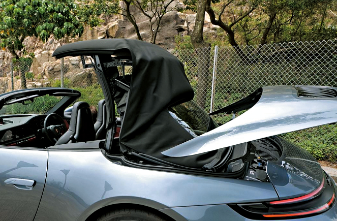 电动软篷开或关只需12秒。 电动软篷开或关只需12秒。