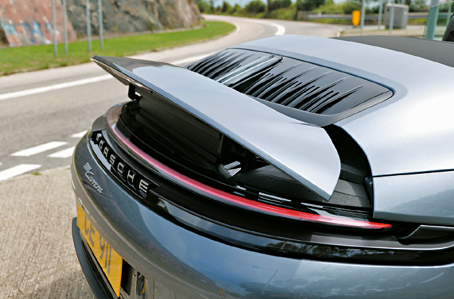 尾翼可按车速自动升起增加气流下压力。 尾翼可按车速自动升起增加气流下压力。