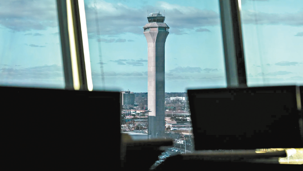费城航空交通管制中心出现设备故障,导致负责监控纽约纽瓦克国际机场航班升降的航空管理员,与航班失联长达90秒,令几百班航班取消或延误。 费城航空交通管制中心出现设备故障,导致负责监控纽约纽瓦克国际机场航班升降的航空管理员,与航班失联长达90秒,令几百班航班取消或延误。